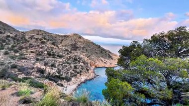 Nefes kesen kıyı manzaraları sakin suları, engebeli manzaraları ve yemyeşil yeşillikleri gözler önüne seriyor.