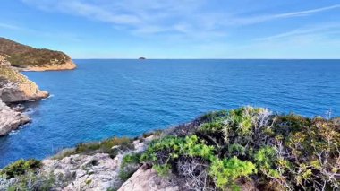 Büyüleyici okyanus manzaralarının sakinliğini ve bu nefes kesici kıyı manzarasının yemyeşil tadını keşfedin.