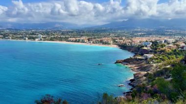 Parlak mavi suları ve muhteşem manzarası olan güzel bir sahil şeridinin çarpıcı manzarası.
