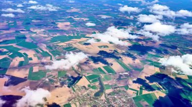 İnanılmaz derecede çarpıcı bir hava manzarası çeşitli tarımsal alanları sergiliyor. Parlak bir gökyüzü altında güzelce yayılıyor.