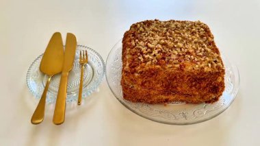 Bu, çeşitli fıstıklarla dolu lezzetli katmanlı bir pasta. Herhangi bir kutlama ya da özel durum için mükemmel hale getiriyor.