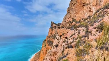 Çarpıcı turkuaz suların üzerindeki görkemli kayalıkları keşfedin, nefes kesici güzellikleri ve cazibeleri açığa çıkarın.