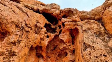 Nefes kesici bir manzara, eşsiz dokular ve desenler sergileyen turuncu kayalık oluşumlar sergiliyor.