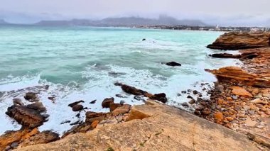 Engebeli kayalıklara çarpan dalgaların nefes kesici ve çarpıcı görüntüsü doğanın güzelliğini gözler önüne seriyor.