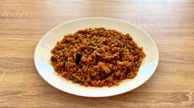Lezzetli bir tabak Jollof pilavı aromatik baharatlar ve taze tavukla her türlü iştahı doyurur.