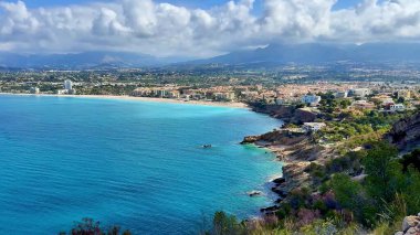 Parlak mavi suları ve muhteşem manzarası olan güzel bir sahil şeridinin çarpıcı manzarası.