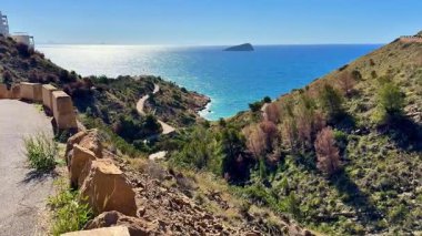 Sahilde süzülen güzel bir kıyı yolu, nefes kesici okyanus manzarası sunuyor.