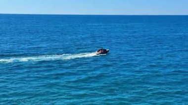 Parlak, güneşli bir gökyüzünün altında berrak ve güzel okyanus dalgalarında jet ski yapmanın heyecan verici heyecanını hisset.