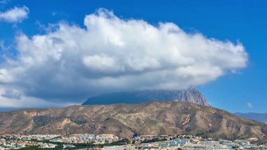 Göz kamaştırıcı ve güzel bir dağ manzarası muazzam bir bulut oluşumunu gözler önüne seriyor.