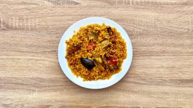 Lezzetli pirinç, çeşitli sebzeler ve baharatlarla dolu canlı ve renkli bir tabak.