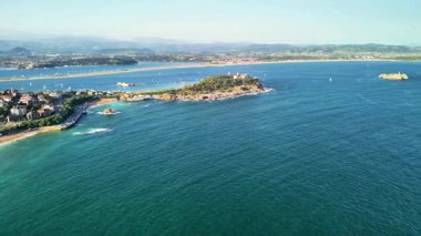 Sersemletici hava manzaraları, çeşitli nakliye faaliyetlerinin yanında huzurlu kıyı manzaralarını da sergiliyor.