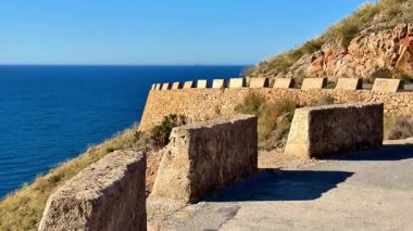 Güzel sahil manzarası şaşırtıcı derecede berrak sulara ve dayanıklı, güçlü taş bir duvara sahiptir.