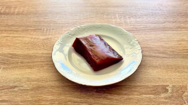 Yakından bakınca muhteşem bir jöle tatlısı sanatsal bir tabakta sunuluyor.