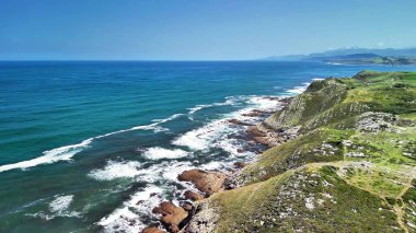 Gök mavisi denizle buluşan engebeli uçurumların nefes kesici manzarası doğa severler ve kaşifler için mükemmel..