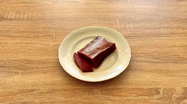 Büyüleyici ve nefis bir parça taze deniz ton balığı geleneksel ve dekoratif bir tabakta güzelce düzenlenmiştir.