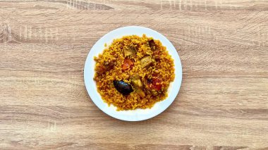 Lezzetli pirinç, çeşitli sebzeler ve baharatlarla dolu canlı ve renkli bir tabak.