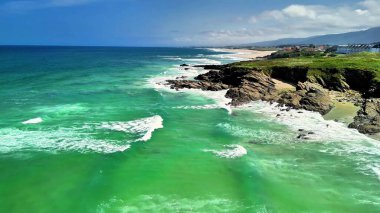 Turkuvaz suları ve görkemli uçurumlarla nefes kesici kıyı şeridinin tadını çıkarın.