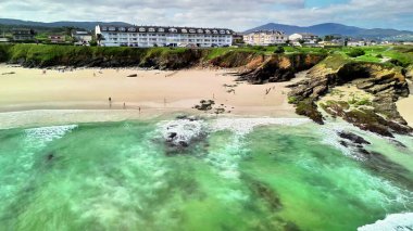 Zarif, dalgalı, görkemli kayalık kayalıklar ve manzaralı bir sahil kenarı olan büyüleyici ve güzel bir sahil.