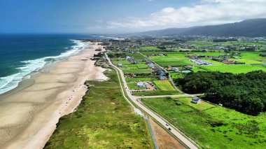 Canlı yeşil tarlaları ve sahil boyunca kumlu plajları çok güzel gösteren çarpıcı görüntüler.