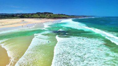Göz kamaştırıcı sahil manzarası yemyeşil, berrak sular ve güneşli kıyılar rahatlamak için mükemmel..