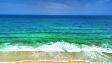 Okyanusları deneyin berrak turkuaz suları ve kıyıya vuran yumuşak beyaz dalgalarıyla nefes kesici güzelliği.