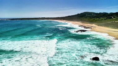 Nefes kesici, el değmemiş bir plajın, kristal berrak suların ve yumuşak, davetkar kumların nefes kesici manzarasının tadını çıkarın.