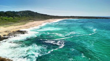 Kristal berrak suların ve parlak mavi gökyüzünün altındaki sakin plajların nefes kesici hava manzaralarını keşfedin..