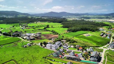 Nefes kesici bir hava manzarası canlı yeşillikler, çarpıcı bir sahil şeridi ve güzel okyanus dalgaları.