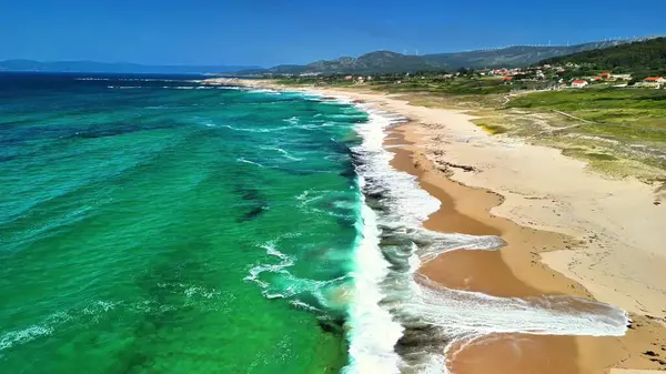 Berrak turkuaz suları, altın kumları ve yemyeşil yemyeşil sularıyla nefes kesici bir sahil manzarasının tadını çıkar.