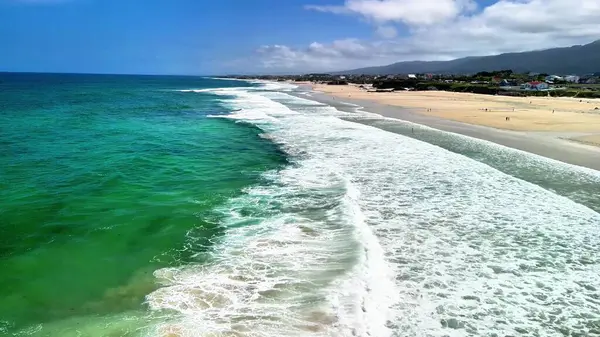 Turkuvaz suları ve yumuşak, sıcak altın kumlarıyla nefes kesici bir kumsalın dingin güzelliğine dalmak.