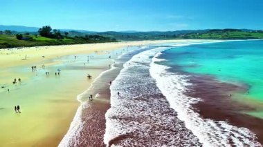 Parlak turkuaz suları, güneşlenenleri ve yemyeşil manzaraları sergiliyor.