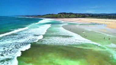 Sersemletici bir kumsalın nefes kesen güzelliğini hissedin. Dalgalar açık gökyüzünün altında usulca kıyıları öpüyor.