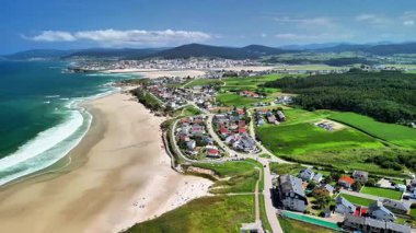 Bu çarpıcı hava manzarası, altın plajlar ve yemyeşil manzaralarla süslenmiş nefes kesici bir kıyı şeridini yakalıyor.