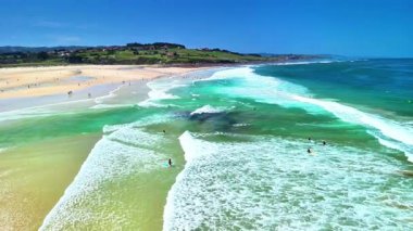 Göz kamaştırıcı sahil manzarası yemyeşil, berrak sular ve güneşli kıyılar rahatlamak için mükemmel..