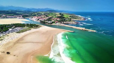 Nefes kesen bir hava manzarası her tarafı yemyeşil tepelerle kaplı nefes kesici güzellikte bir plajı gösteriyor.