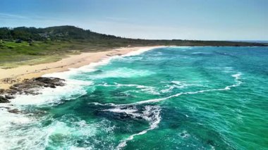 Kristal berrak suların ve parlak mavi gökyüzünün altındaki sakin plajların nefes kesici hava manzaralarını keşfedin..