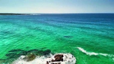 Bu çarpıcı hava görüntülerini izlerken nefes kesici turkuaz suların ve sakin, büyüleyici bir sahil şeridinin tadını çıkarın.