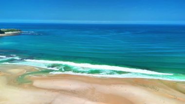 Okyanus dalgalarının büyüleyici güzelliğinin tadını çıkarın. Açık mavi gökyüzünün altında yumuşak kumlu plajlara hafifçe dokunun.