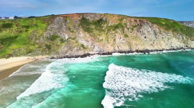 Kıyı şeridi boyunca canlı turkuaz suların ve görkemli uçurumların olağanüstü hava manzarasını deneyimleyin.