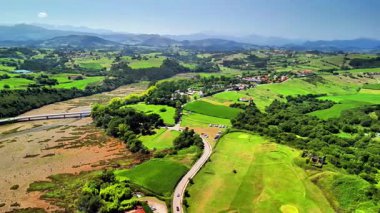 Çevrenizdeki yemyeşil, dingin kıyı şeridini ve canlı toplulukları gösteren çarpıcı hava manzaralarını keşfedin.