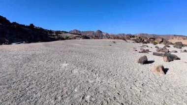Nefes kesici kayalık manzarası berrak gökyüzünü ve arazinin eşsiz dokularını sergiliyor.