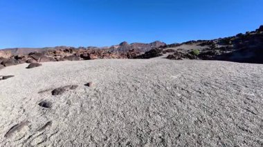 Bu çarpıcı çöl sahnesinin güzelliğine dalın. Kum dokusu ve sert kaya oluşumlarıyla.