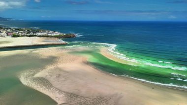 Kıyı şeridinin nefes kesici güzelliğini yakalayın büyüleyici turkuaz sular ve yumuşak kumlu kıyılar