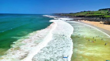 Sahile vuran güzel plaj dalgalarının muhteşem manzarasının tadını çıkarın. Yaz tatili için mükemmel.