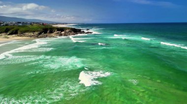 Huzurlu bir okyanusun çarpıcı hava manzarası, canlı turkuaz suların güzel kıyılarla buluşması..