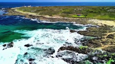Sersemletici hava görüntüleri nefes kesici kıyı manzarası, berrak gök mavisi suları ve yemyeşil topraklar.