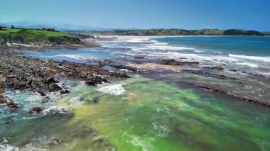 Nefes kesen kıyı manzarası engebeli kıyılarını ve berrak sularını gözler önüne seriyor.