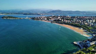 Altın kumlu plajlarla süslenmiş çarpıcı bir sahil şehrini gösteren nefes kesici hava manzaraları.