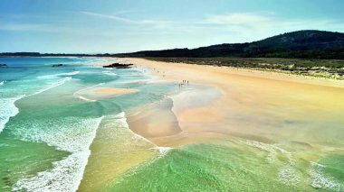Plajda yumuşak altın kumlar, turkuvaz suları ve rahatlamaya davetiye çıkaran barışçıl bir atmosfer bulunur.