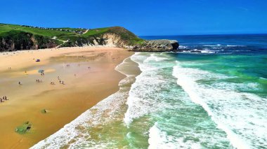 Altın kumlar ve kristal berrak sularla bu güzel kumsalın dingin sükunetini hissedin.